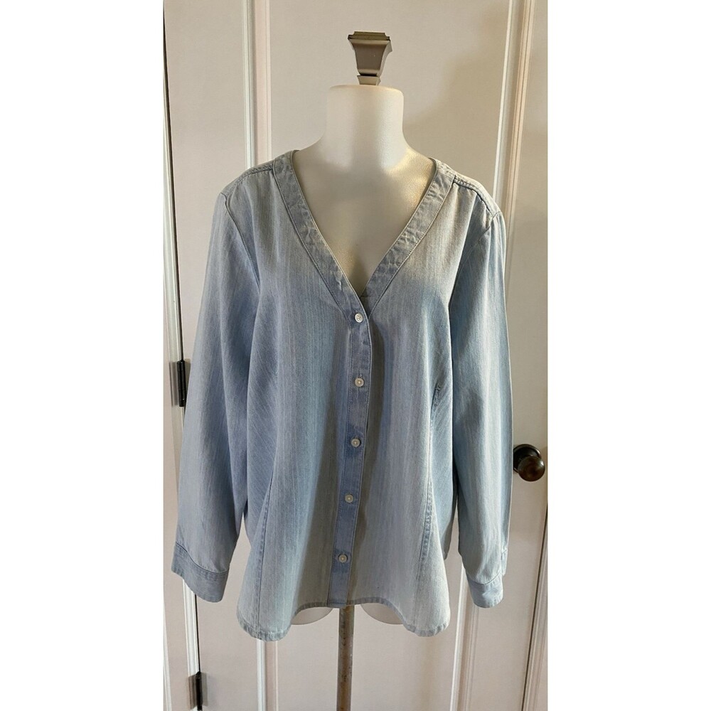 BP. Women's Size 3X Denim V-Neck Front Button Long Sleeve Shirt Light‎ Wash
